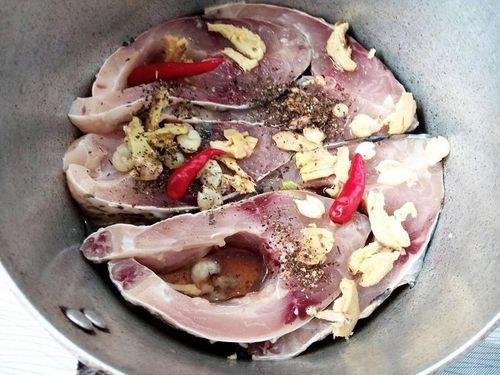 Sử dụng các loại gia vị ướp cá. Ảnh minh họa.