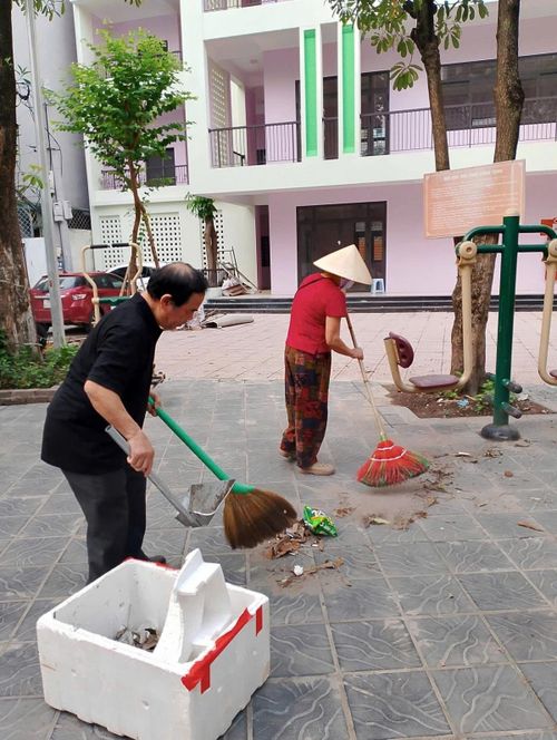 Mỗi người dân nâng cao ý thức trách nhiệm bảo vệ môi trường, góp phần làm đẹp hơn không gian sống. Ảnh minh họa.