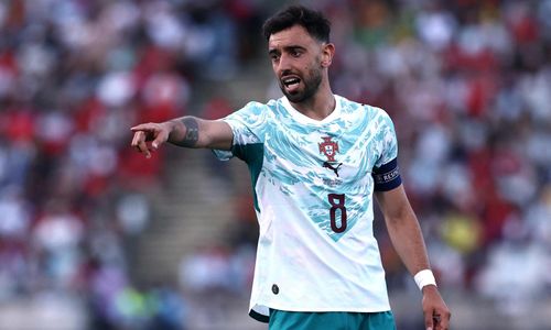 Bruno Fernandes mang băng đội trưởng thay Ronaldo và ghi bàn. (Ảnh: Reuters)