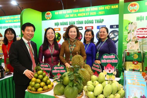 Đại biểu tham dự chụp ảnh bên lề Đại hội. Ảnh: CTV.