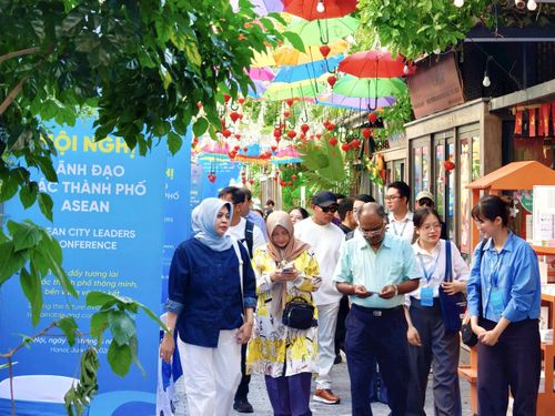 Đại biểu các nước ASEAN tham dự không gian trưng bày, giới thiệu ẩm thực và biểu diễn nghệ thuật truyền thống tại Phố Sách Hà Nội từ chiều 7-6. Ảnh: Phóng viên/Cơ quan Báo và Phát thanh, Truyền hình Hà Nội
