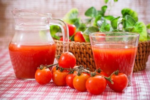 Nước ép cà chua cung cấp một lượng lớn Lycopene, hoạt chất hoạt động như một lớp kem chống nắng nội sinh.