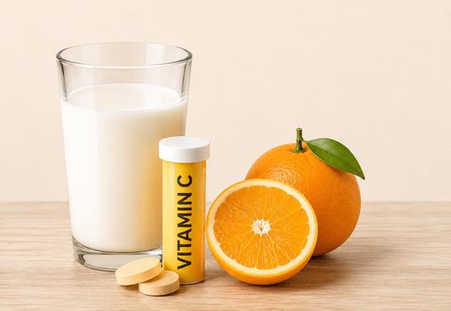 Khi sử dụng cùng lúc vitamin C và sữa, một số tương tác có thể xảy ra, đặc biệt khi bổ sung vitamin C liều cao dưới dạng viên uống.