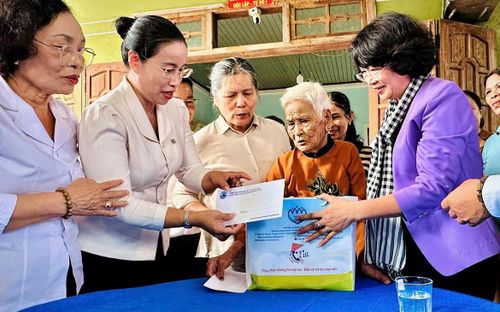 Đoàn công tác đã tổ chức tặng quà tri ân Mẹ Việt Nam anh hùng Nguyễn Thị Nghĩa tại xã Trà My. Ảnh: Hội Bảo vệ quyền trẻ em Việt Nam