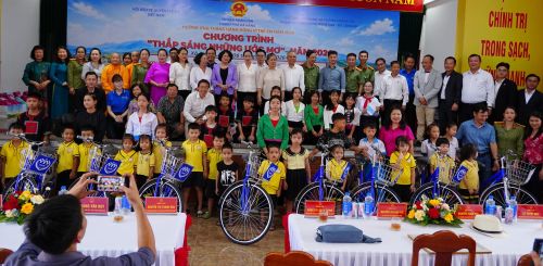 Ban tổ chức đã trao tặng hàng loạt phần quà thiết thực, tạo điều kiện học tập lâu dài cho học sinh địa phương. Ảnh: Hội Bảo vệ quyền trẻ em Việt Nam