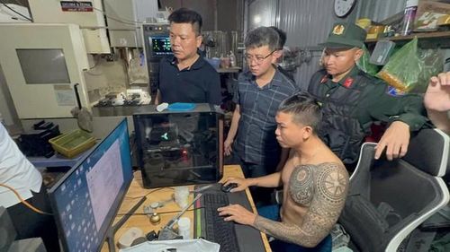 Đối tượng Vũ Mạnh Quyết (TP Đồng Nai) đã thuê mặt bằng, đầu tư hệ thống máy phay CNC, máy tiện CNC để tổ chức sản xuất các bộ phận. Ảnh: Công an tỉnh Hà Tĩnh.