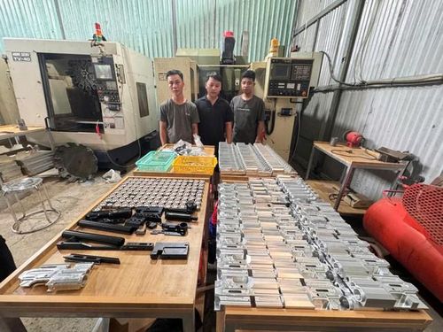 Các đối tượng Nguyễn Công Quý, Nguyễn Công Danh và Trương Anh Tài cùng tang vật. Ảnh: Công an tỉnh Hà Tĩnh.