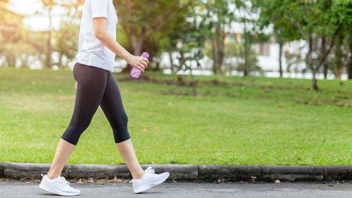 Đi bộ sau ăn có thể giúp cải thiện nhu động ruột, giảm cảm giác đầy hơi.