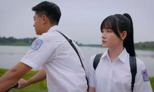 Thì Tuyết Lan bỗng dưng xuất hiện.