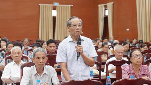 Cử tri Nguyễn Văn Rua băn khoăn về chất lượng giáo dục do tình trạng thiếu trường, lớp. Ảnh: M.D.