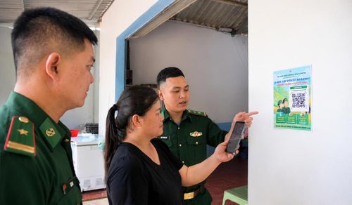 Chiến sĩ Đồn Biên phòng Bảo Lâm hướng dẫn người dân sử dụng hòm thư điện tử ẩn danh (ảnh: Đồn Biên phòng Bảo Lâm)
