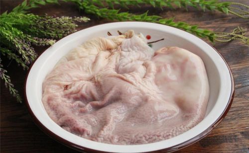 Dạ dày heo cần được làm sạch kỹ để giúp món ăn thơm ngon và giảm mùi hôi đặc trưng. Ảnh: Baidu.