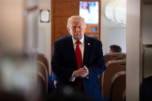 Ông Trump trên chuyên cơ Không Lực Một ngày 5/6. Ảnh: New York Times.