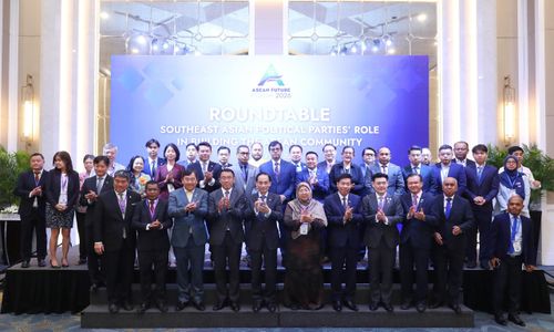 Các đại biểu chụp ảnh lưu niệm tại Tọa đàm “Vai trò của các chính đảng trong việc xây dựng Cộng đồng ASEAN” ngày 8/6 tại Hà Nội. Ảnh: Trần Huấn.