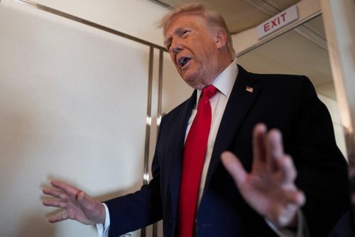 Ông Trump trả lời báo chí trên chuyên cơ trong ngày 5/6. Hiện tại, ông Trump đau đầu tìm cách kiềm chế Israel, để cứu tiến trình đàm phán với Iran. Ảnh: Reuters.