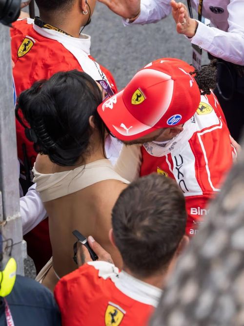 Lewis Hamilton và Kim Kardashian tình cảm trên bục nhận giải Monaco Grand Prix. Ảnh: SplashNews.
