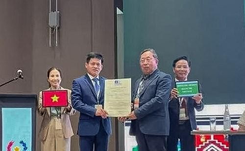 Lãnh đạo tỉnh Quảng Trị đón nhận bằng công nhận VQG Phong Nha - Kẻ Bàng là Khu Dự trữ sinh quyển thế giới