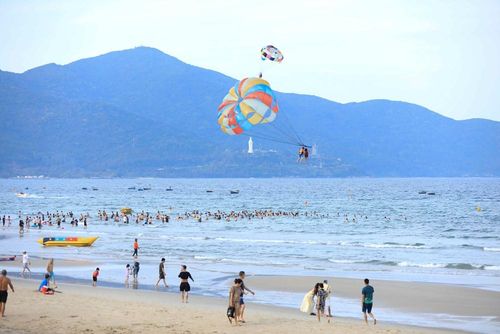 Du khách vui chơi trên biển Đà Nẵng