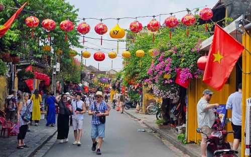 Khách du lịch tham quan phố cổ Hội An