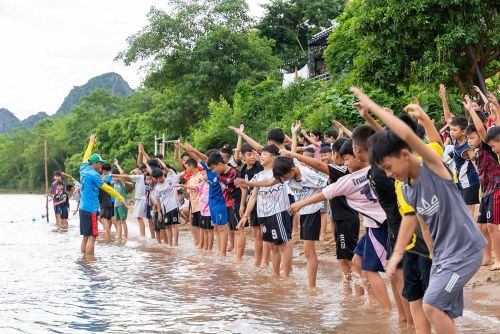 Tại lớp học bơi này, các em sẽ được học các kỹ năng bơi lội và sinh tồn trong điều kiện dưới nước