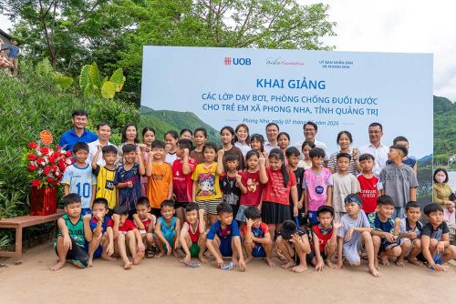 Niềm vui của các em học sinh Phong Nha khi tham gia lớp học bơi