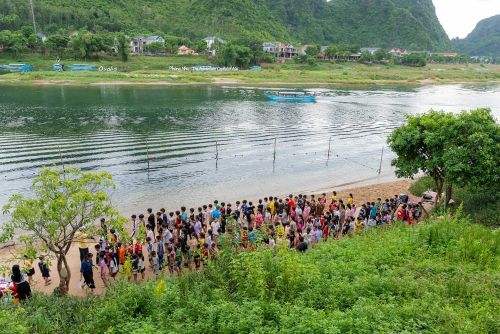 Các em học sinh tham gia lớp học bơi miễn phí do Quỹ The Oxalis Foundation và sự đồng hành của Ngân hàng UOB vừa triển khai
