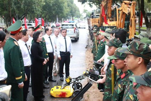 Bí thư Trung ương Đảng, Phó Thủ tướng Chính phủ Phạm Thị Thanh Trà thăm hỏi, động viên và giao nhiệm vụ cho các lực lượng trực tiếp làm công tác thăm dò, khai quật ở đường Trường Chinh