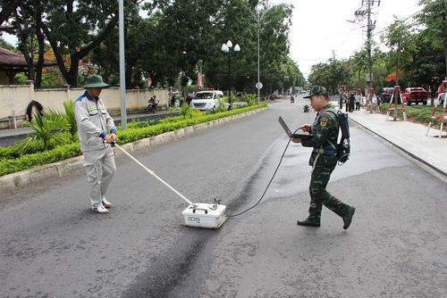 Lực lượng tìm kiếm sử dụng radar rà quét tìm hài cốt liệt sĩ
