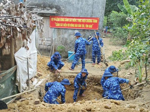 Một trong những hoạt động đang được triển khai đó là hỗ trợ, xây dựng nhà vệ sinh cho đồng bào dân tộc Cor trên địa bàn xã Tam Mỹ