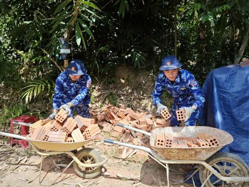 Vận chuyển vật liệu xây dựng đến nơi tập kết