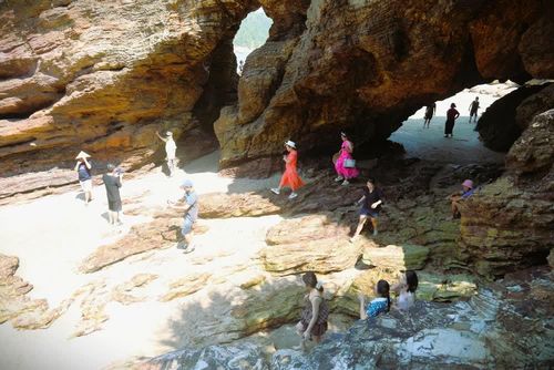 Du khách đi qua 2 ngách cửa hang để vào sâu trong lòng hang Mũi Trâu