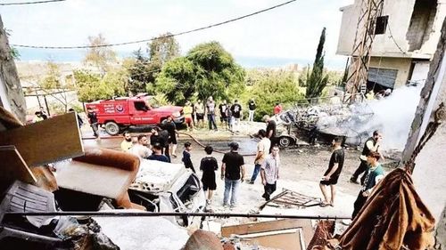 Hiện trường vụ không kích của Israel nhằm vào Saksakiyeh, miền nam Liban. (Ảnh: TÂN HOA XÃ)