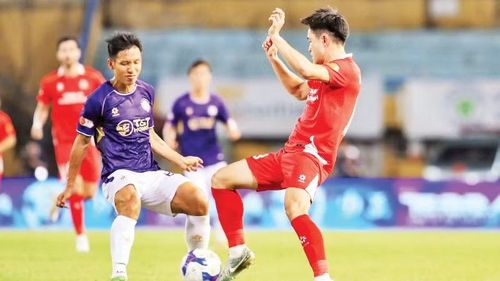 Đội Hà Nội FC (áo tím) hòa đội Công an Thành phố Hồ Chí Minh với tỷ số 1-1. (Ảnh: TRẦN HẢI)
