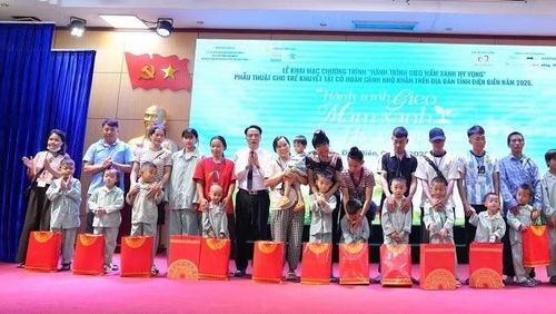 Giám đốc Sở Y tế Điện Biên trao quà, động viên các cháu trước khi phẫu thuật.