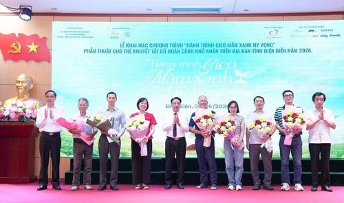 Các đồng chí lãnh đạo Sở Y tế Điện Biên tặng hoa, cảm ơn các bác sĩ, chuyên gia và cán bộ Trung tâm II Trực tiếp hỗ trợ trẻ em khuyết tật - Hội Cứu trợ trẻ em khuyết tật Việt Nam.