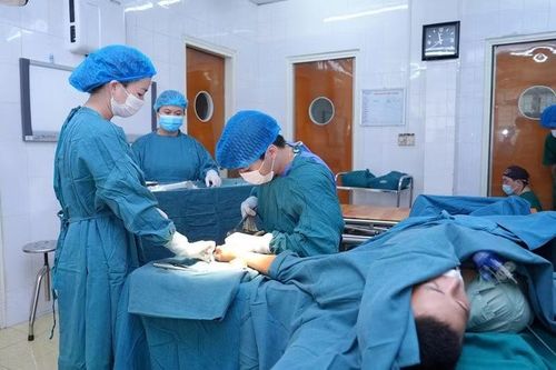 Các bác sĩ phẫu thuật miễn phí cho trẻ em nghèo tỉnh Điện Biên.