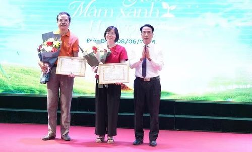 Thừa ủy quyền Chủ tịch Ủy ban nhân dân tỉnh Điện Biên, đồng chí Phạm Giang Nam trao Bằng khen của tỉnh Điện Biên tặng 2 cá nhân có nhiều đóng góp trong hoạt động nhân đạo, từ thiện, khám chữa bệnh cho trẻ em khuyết tật có hoàn cảnh đặc biệt khó khăn trên địa bàn tỉnh.