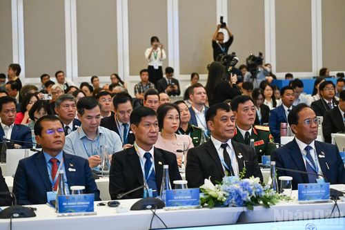 Lãnh đạo thành phố Hà Nội, các địa phương trong khu vực ASEAN và các đại biểu dự khai mạc hội nghị. (Ảnh: DUY LINH)