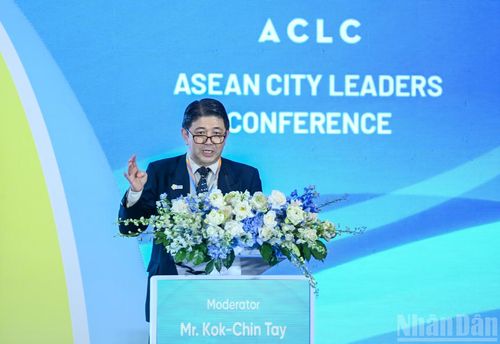 Ông Kok-Chin Tay, Chủ tịch Mạng lưới Thành phố thông minh (SCN) phát biểu tại hội nghị. (Ảnh: DUY LINH)