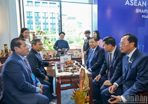 Các đại biểu tham quan không gian trưng bày các sản phẩm văn hóa, ẩm thực của thành phố Hà Nội tại hội nghị. (Ảnh: DUY LINH)