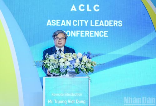 Phó Chủ tịch Ủy ban nhân dân thành phố Hà Nội Trương Việt Dũng phát biểu tại hội nghị. (Ảnh: DUY LINH)
