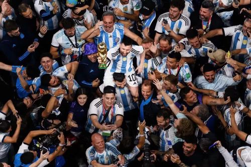 Messi cùng các đồng đội tuyển Argentina đăng quang World Cup 2022. (Ảnh: FIFA)