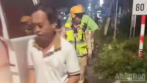 Tổ Cảnh sát trật tự thuộc Công an xã Mỹ An Hưng và Tổ Cảnh sát giao thông thuộc Phòng Cảnh sát giao thông, Công an tỉnh Đồng Tháp kịp thời hỗ trợ và gọi xe cấp cứu. (Ảnh cắt từ clip)