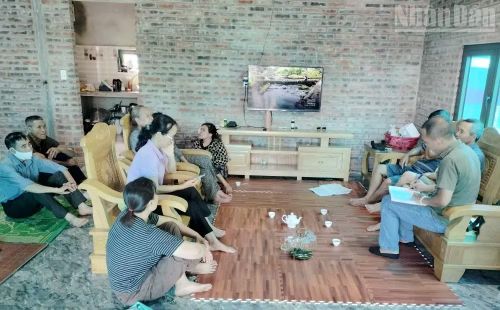 Rất nhiều hộ dân sinh sống tại phường Vân Sơn, Thảo Nguyên thuộc huyện Mộc Châu cũ đã phản ánh và cung cấp các thông tin, tài liệu cho phóng viên Báo Nhân Dân.