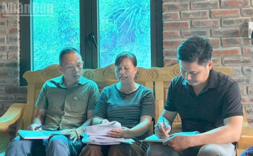 Bà Vũ Thị Mai Thủy, Tổ dân phố Chè Đèn 2, phường Thảo Nguyên cung cấp các hồ sơ, giấy tờ, trong đó có một số văn bản không phải do bà Thủy ký, có dấu hiệu giả mạo chữ ký.