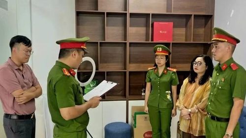Cơ quan Cảnh sát điều tra Công an thành phố Đà Nẵng tống đạt Quyết định khởi tố bị can đối với đối tượng Lê Thị Oanh. (Ảnh: Công an cung cấp)