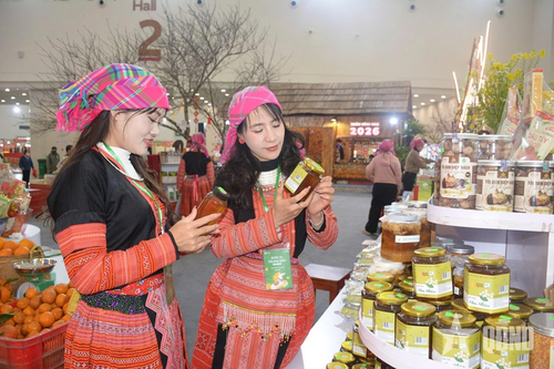 Nông dân tỉnh Sơn La giới thiệu sản phẩm nông nghiệp đạt tiêu chuẩn OCOP của địa phương với du khách tại Trung tâm Hội chợ triển lãm quốc gia, tháng 2-2026. Ảnh: HỒNG SÁNG