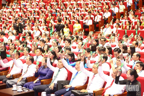 Các đại biểu dự Đại hội Hội Nông dân Việt Nam nhiệm kỳ 2026-2031 biểu quyết thông qua chương trình làm việc và quy chế đại hội sáng 7-6.
