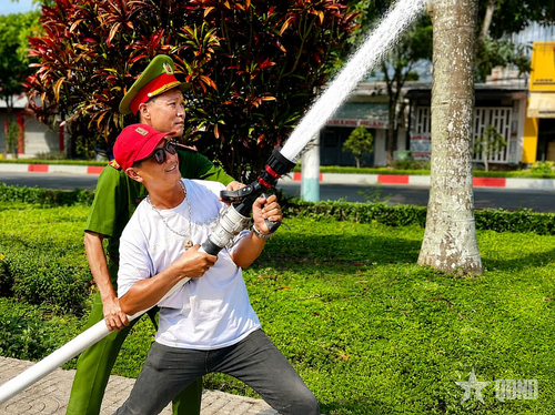 Tiểu thương tại chợ thực hành dập tắt đám cháy. 