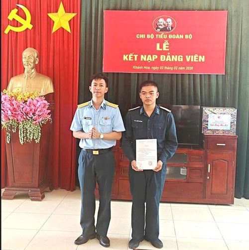 Chiến sĩ Hà Lê Minh Quang (bên phải) trong Lễ kết nạp Đảng viên.